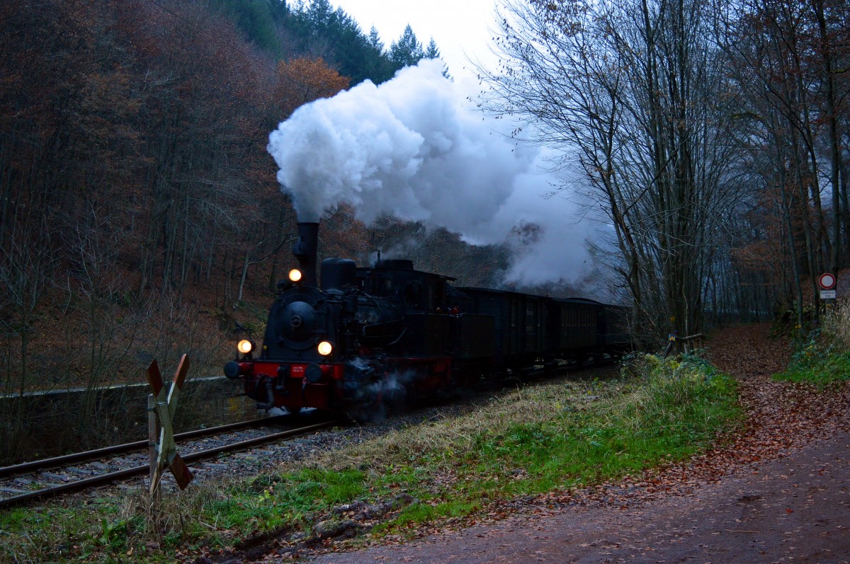 Am 30.11.2014 fuhr das Eisenbahnmuseum Neustadt mit einem Sonderzug auf dem Kuckucksbähnel.Hier ist die Lok  Speyerbach  hinter Breitenstein unterwegs.