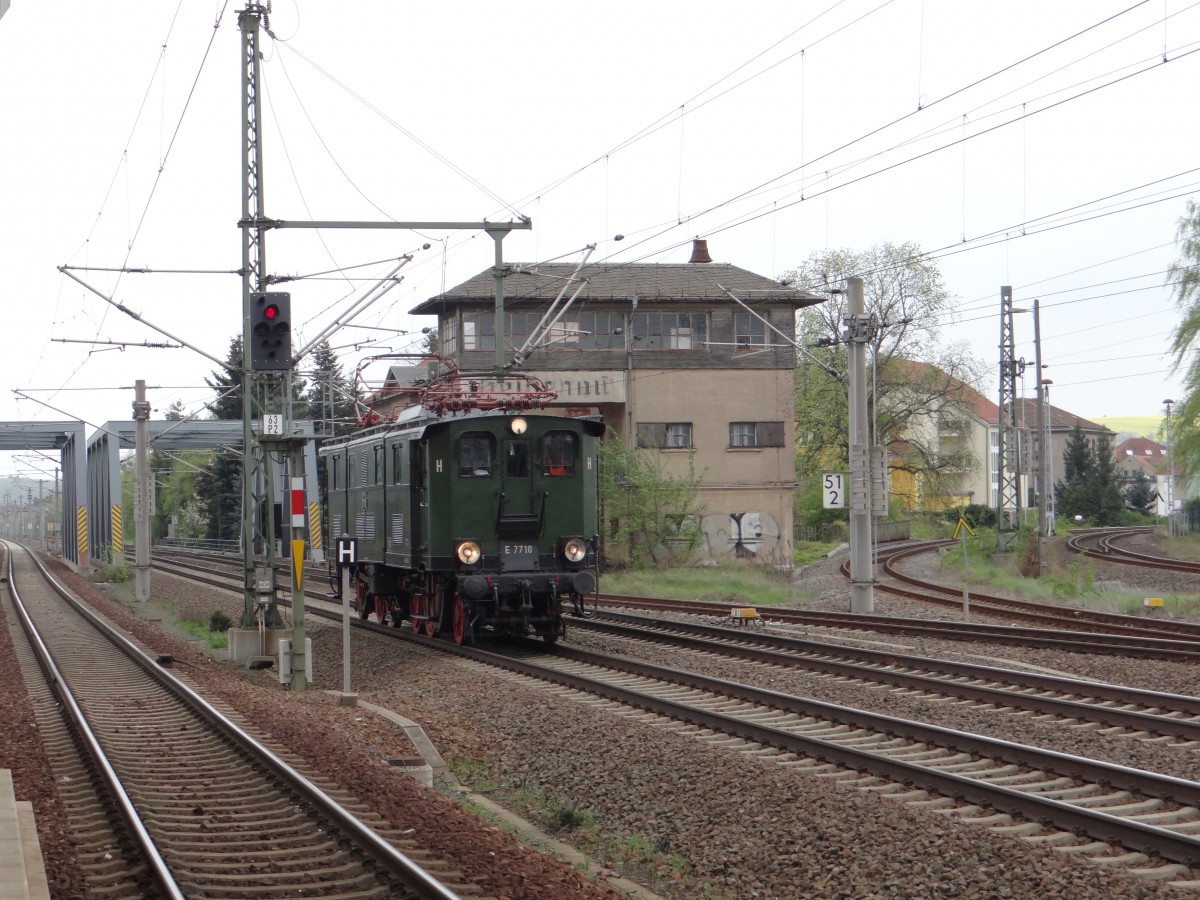 Am 6. Dresdner Dampfloktreffen gab es auch wieder eine Parallelfahrt von Dresden nach Decin. Hier am 13.04.14 E 77 10 in Heidenau bei der Rckfahrt nach Dresden.