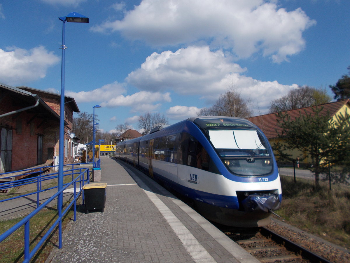 Auch im Bahnhof Klosterfelde erwischte ich,am 08.April 2016,die NEB,dort war es der VT729.