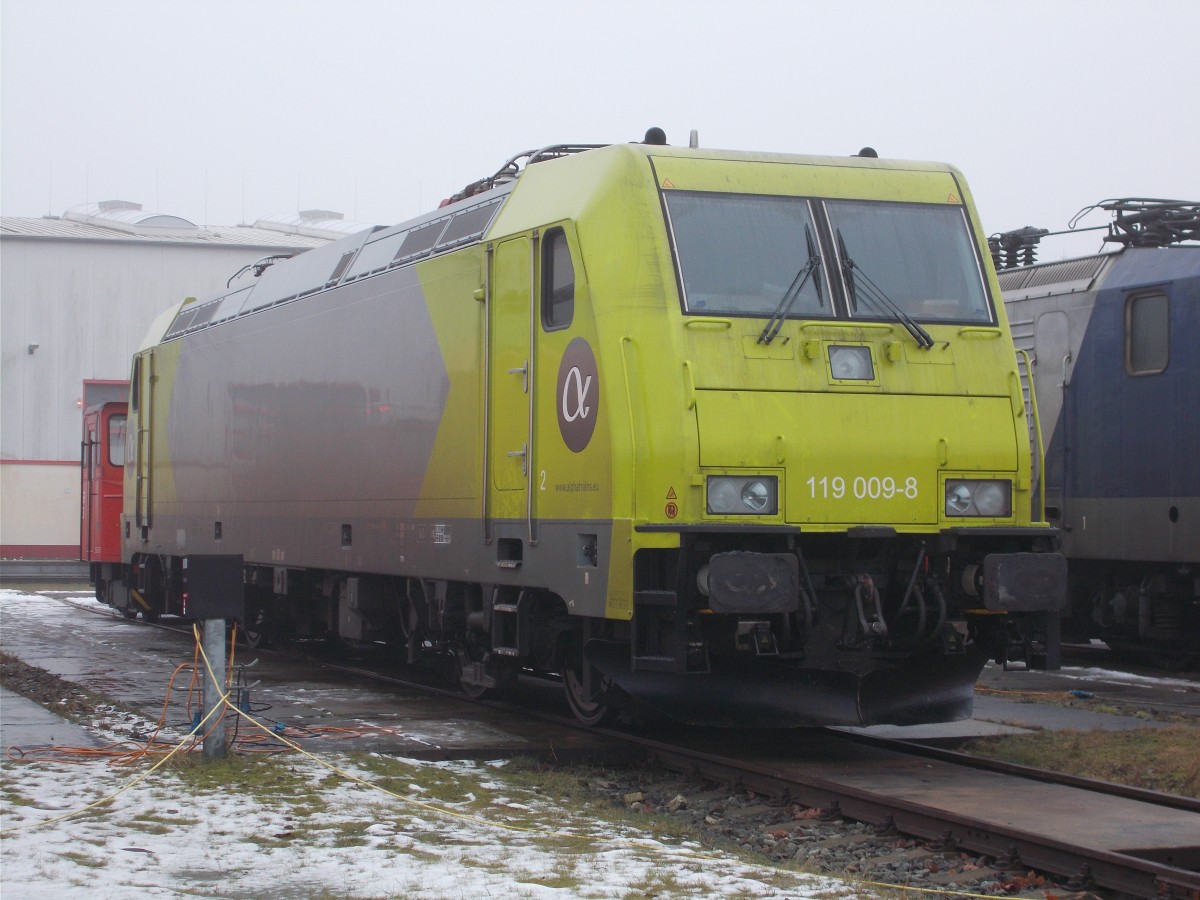 Auch ohne das Bahngelnde zubetreten,lie sich die AlphaTrans 119 009,am 24.Januar 2016 im Bh Rostock Seehafen fotografieren.