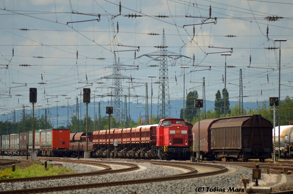 Auf dem Bahnhof Koblenz-Lützel Mitte kam während der Parade am 13.06.2015 203 115 von EBM Cargo.