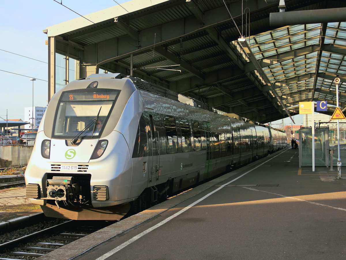 Ausfahrt 1 442 619 mit 1 442 128 am 04. Dezember 2016 zur Fahrt als S 5 nach Altenburg
aus den Bahnhof von Halle.