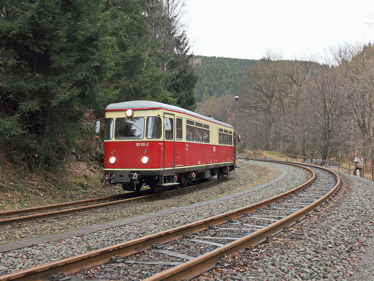 Ausfahrt 187 011-2 aus den Bahnhof Eisfelder Talmhle nach Quedlinburg (HSB 8952)  am 30. Januar 2016.