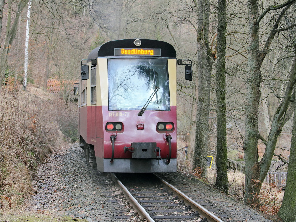 Ausfahrt 187 018-7 als HSB 8972 nach Quedlinburg am 22. Februar 2014 aus dem Haltepunkt Drahtzug.