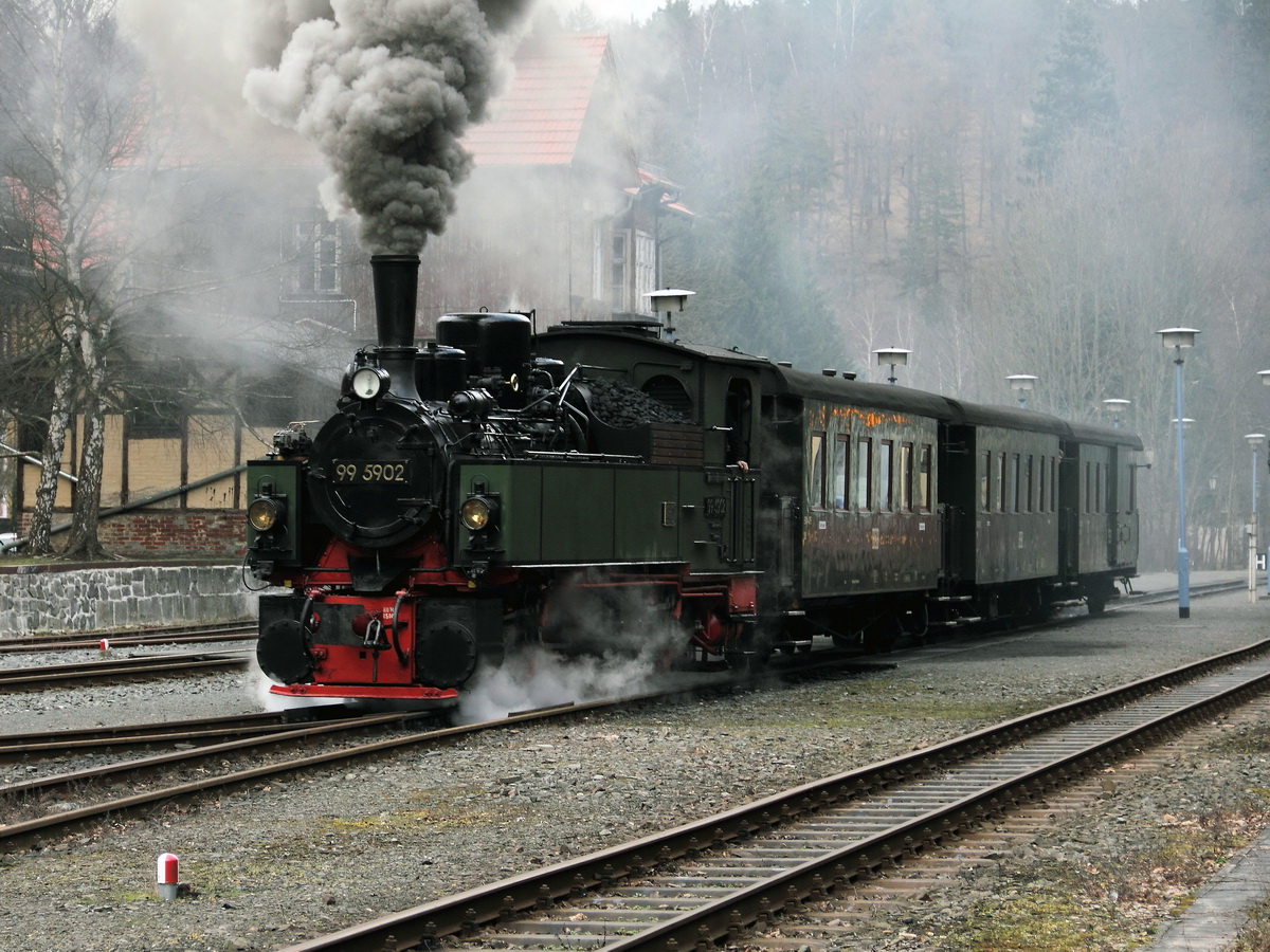 Ausfahrt 99 5902 aus dem Bahnhof Alexisbad am 22. Februar 2014.