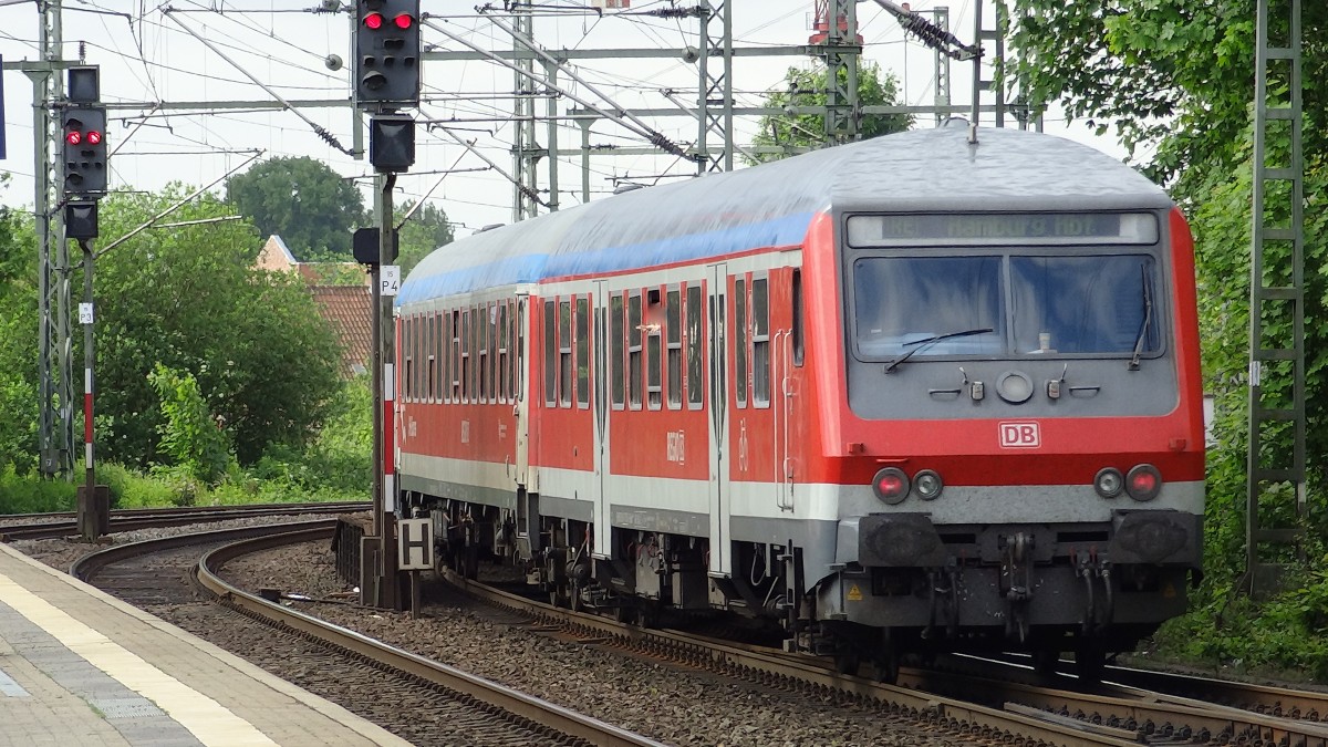 Ausfahrt eines RE nach Hamburg Hbf aus Neumnster.
Aufgenommen im Mai 2014.