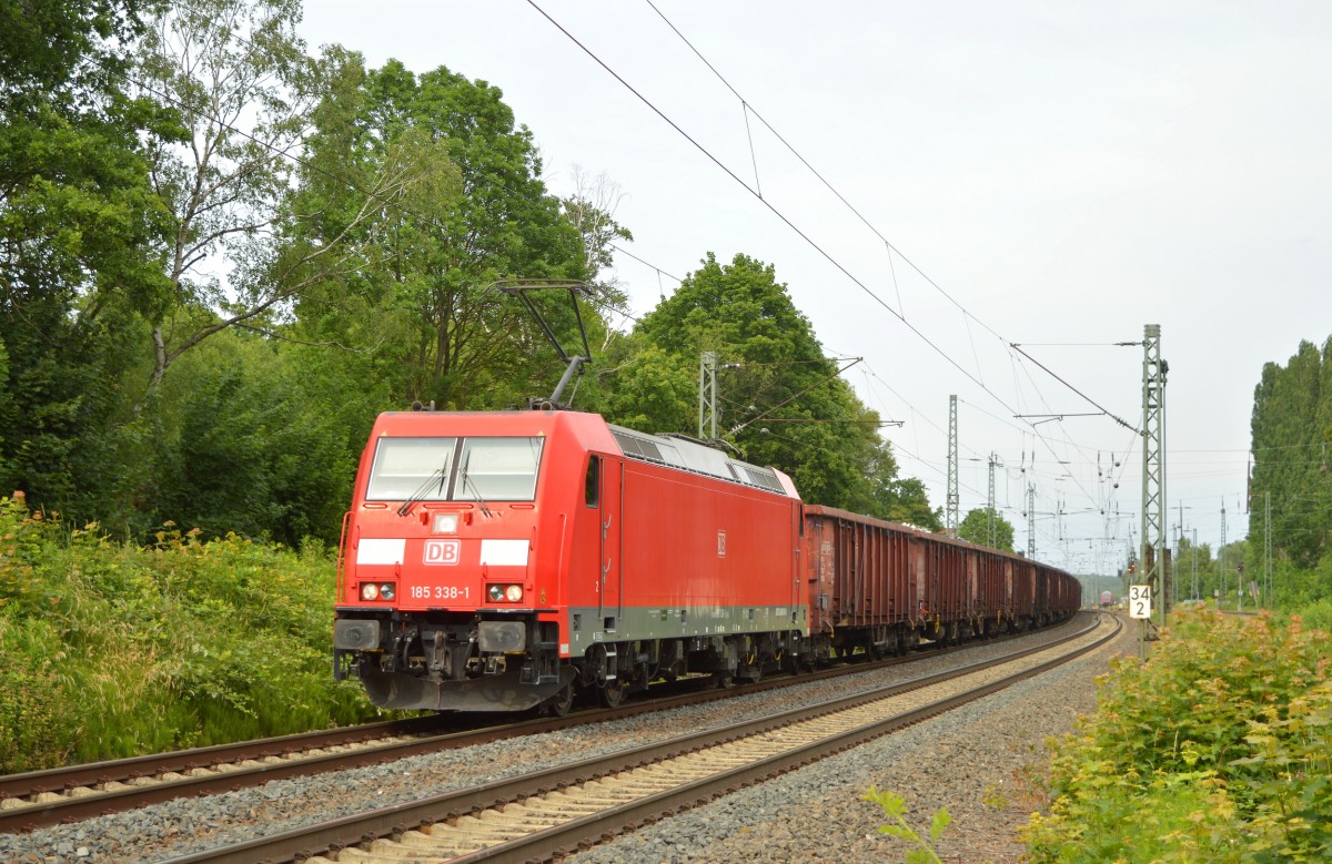 Beim warten auf die Ausfahrt des berfhrungszuges nach Koblenz kam am 08.05.2015 185 338-1 mit einem Gterzug durch Darmstadt Kranichstein.
