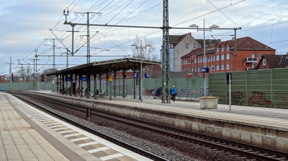 Blick auf die Bahnsteige von Gleis 2 und 3.
Aufgenommen im März 2014.