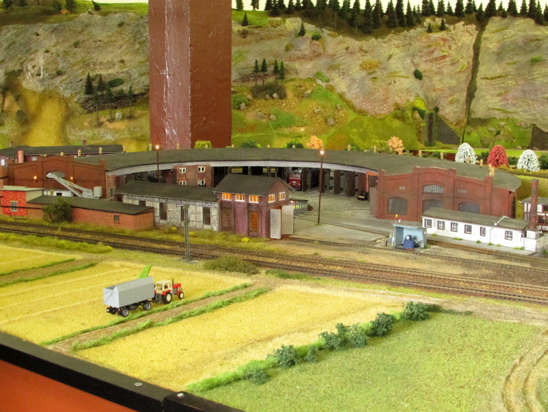 Blick auf den Lokschuppen Arnstadt auf der Modellbahn des Eisenbahnmuseum Arnstadt.