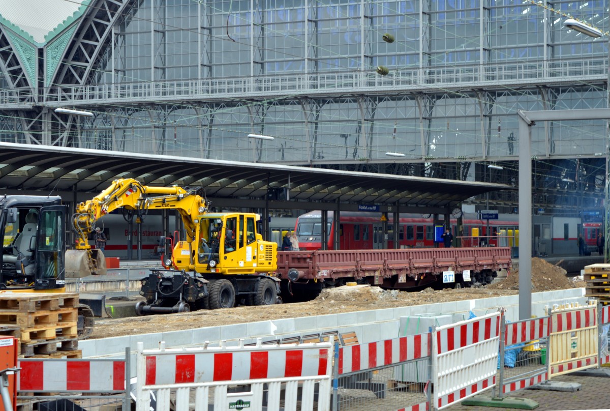 Blick auf den zweiten Zweiwegebagger, der am 26.04.2015 an der Baustelle im Gleis 4/5 am arbeiten war.