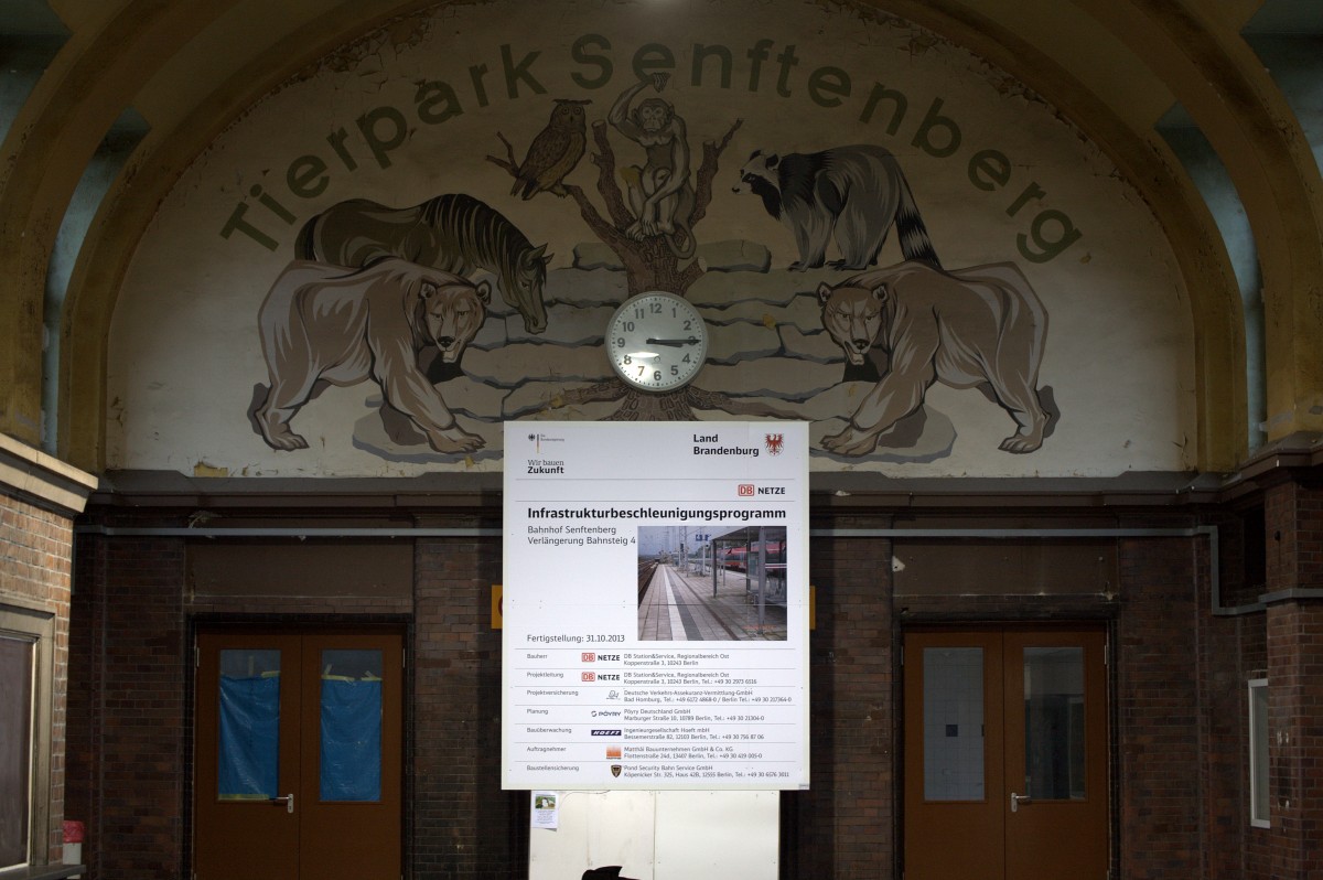 Blick in die Bahnhofshalle Senftenberg, die Vierbeiner schauen recht kritisch auf die Infotafel. 20.11.2013 15:17 Uhr