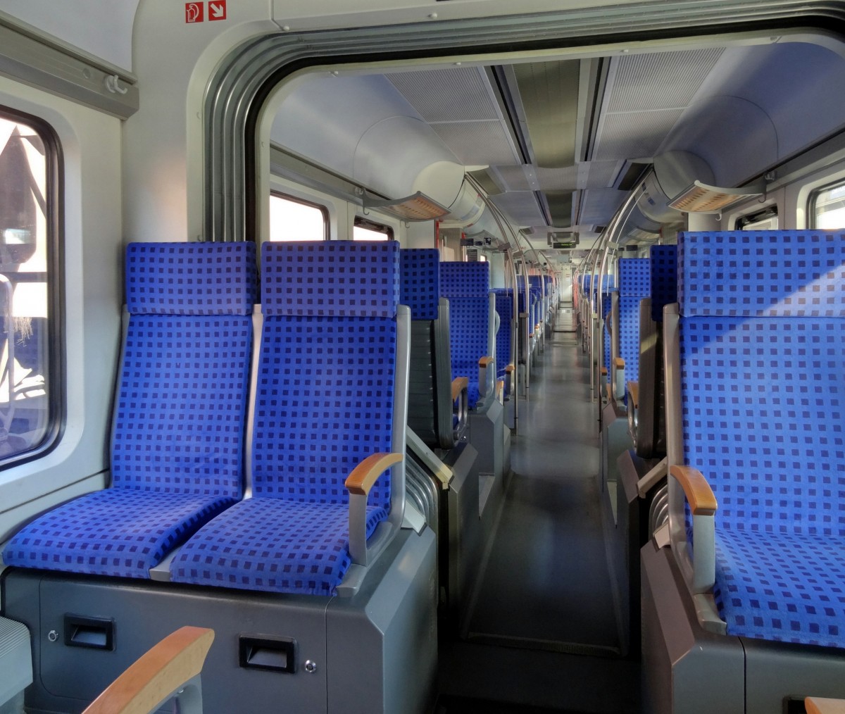 Blick in den Innenraum eines Triebzuges der Baureihe 425.
Aufgenommen im April 2014.