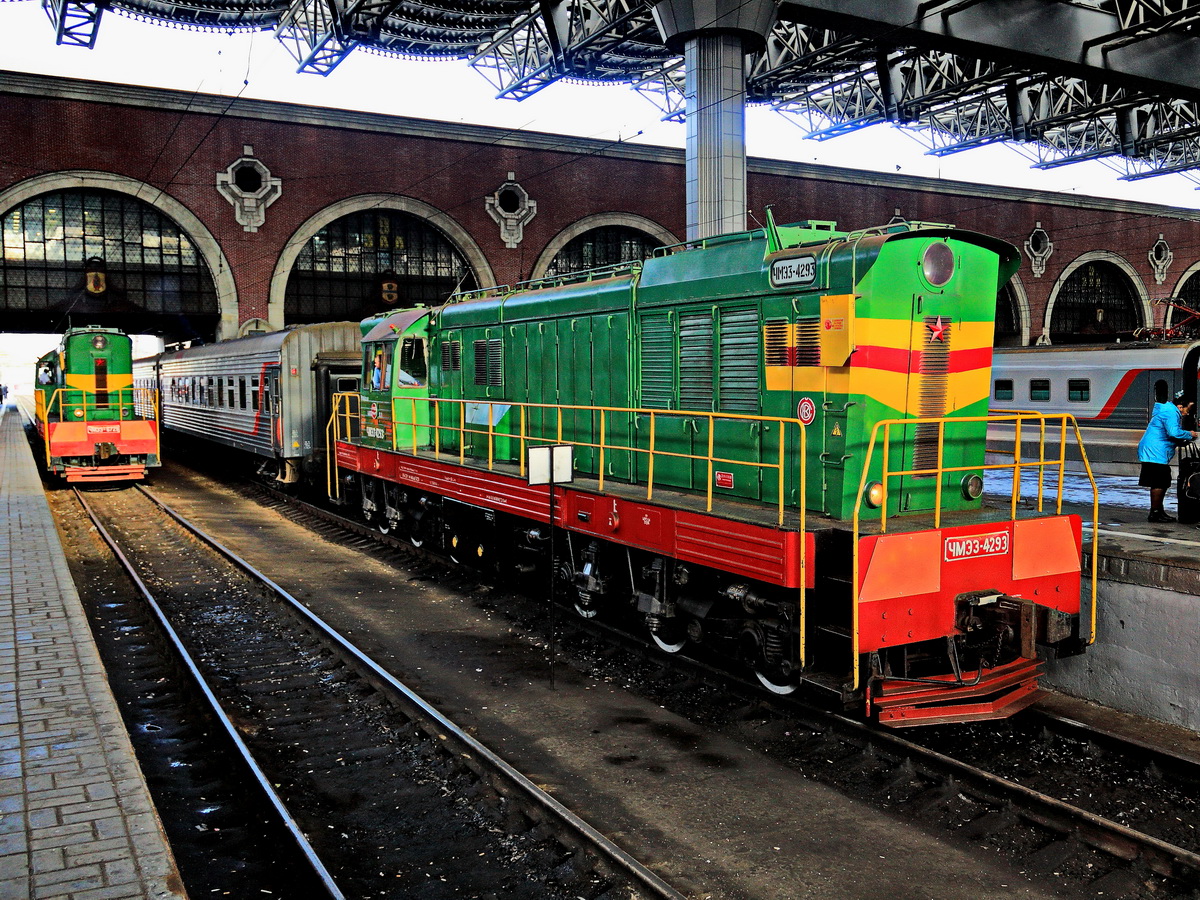 ChME3-4293 sowie im Hintergrund ChME3-4293 im Kasaner Bahnhof in Moskau am 10. September 2017.