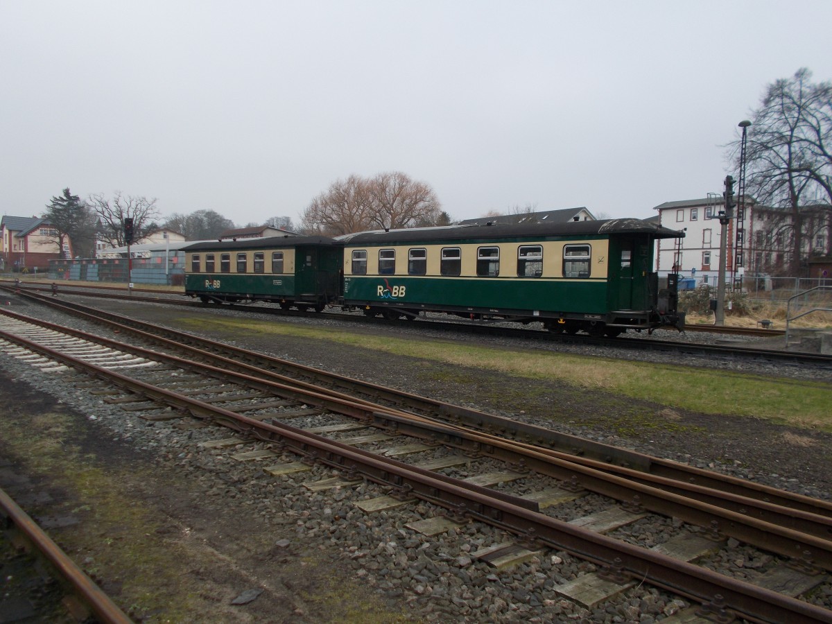 Da der Roland über Winter nicht nach Lauterbach Mole fährt wird das Putbuser Bahnsteiggleis auch gerne zum Abstellen von Wagen genutzt,wo am 16.Februar 2015,zwei Reisezugwagen abgestellt standen.