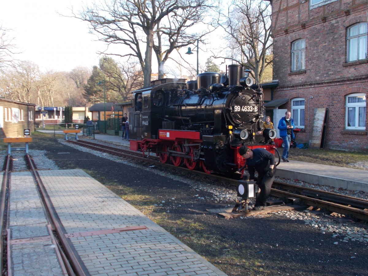 Dampfachim am Regler von 99 4633,am 08.März 2015,setzte in Göhren am Streckenende um.