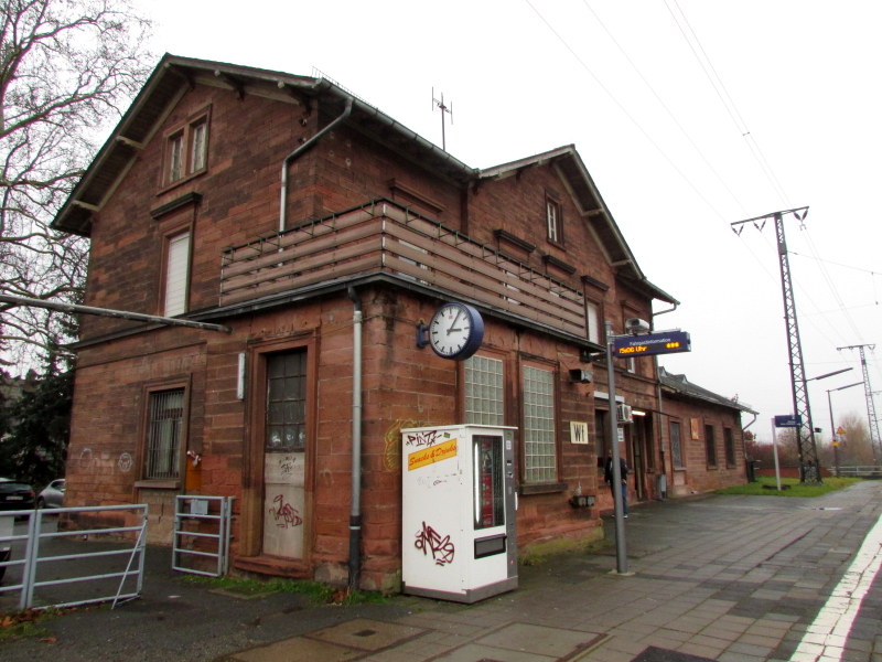 Das Bahnhofsgebäude von Weiterstadt am 14.Dez.2013
