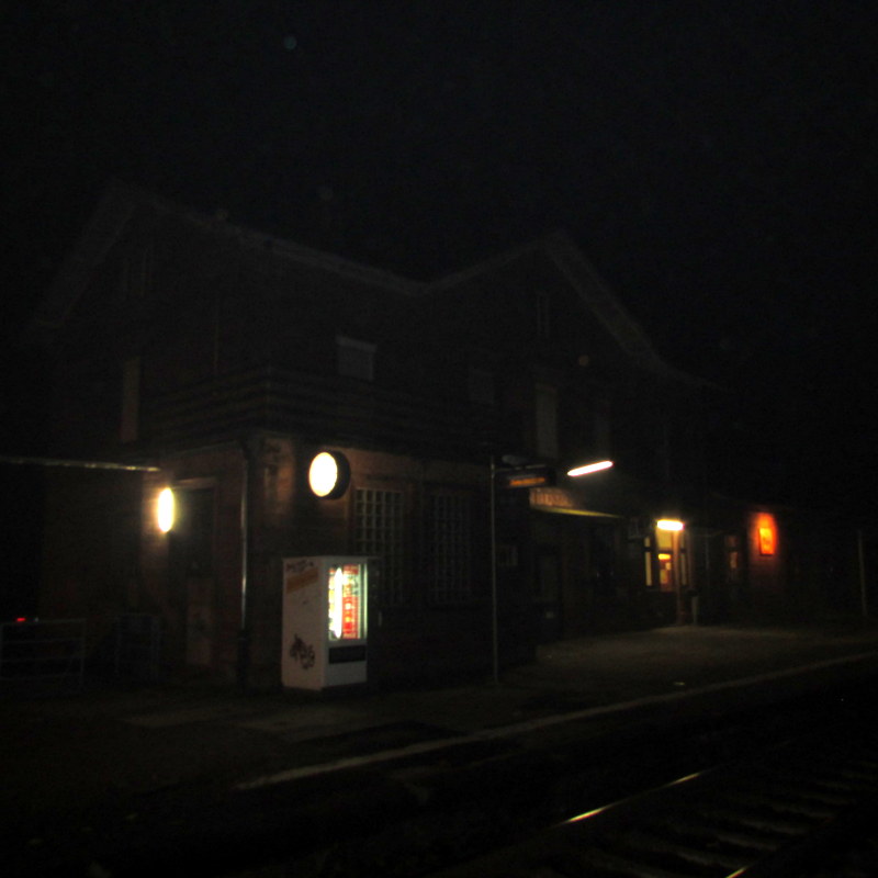 Das Bahnhofsgebude von Weiterstadt am 1.Jan.2014