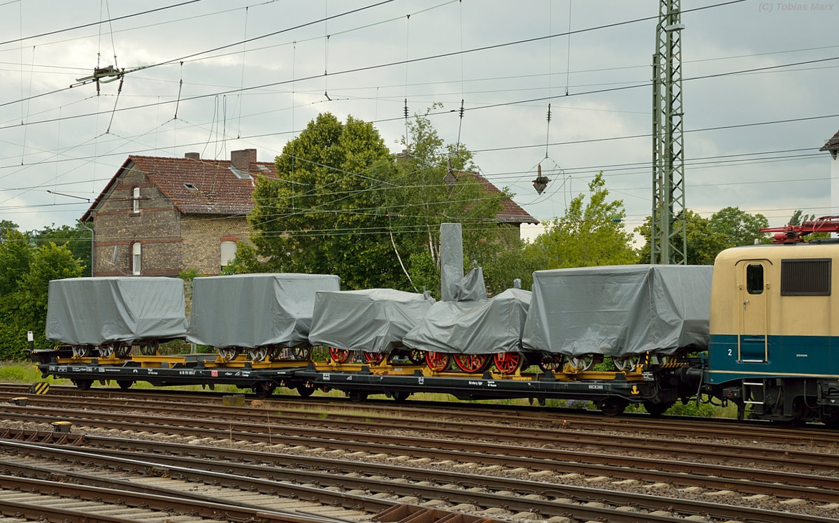 Der Adler war bei der Überführungsfahrt nach Koblenz verpackt. Hier bei der Einfahrt in Darmstadt-Kranichstein am 14.06.2016