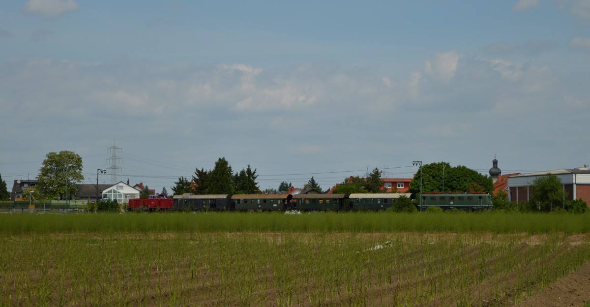 Der erste Pendelzug nach Gro-Gerau Dornberg am 17.05.2015 bei Braunshardt. Ein Seitenschuss von der V122 (links) Zug und 141 228-7 (rechts).