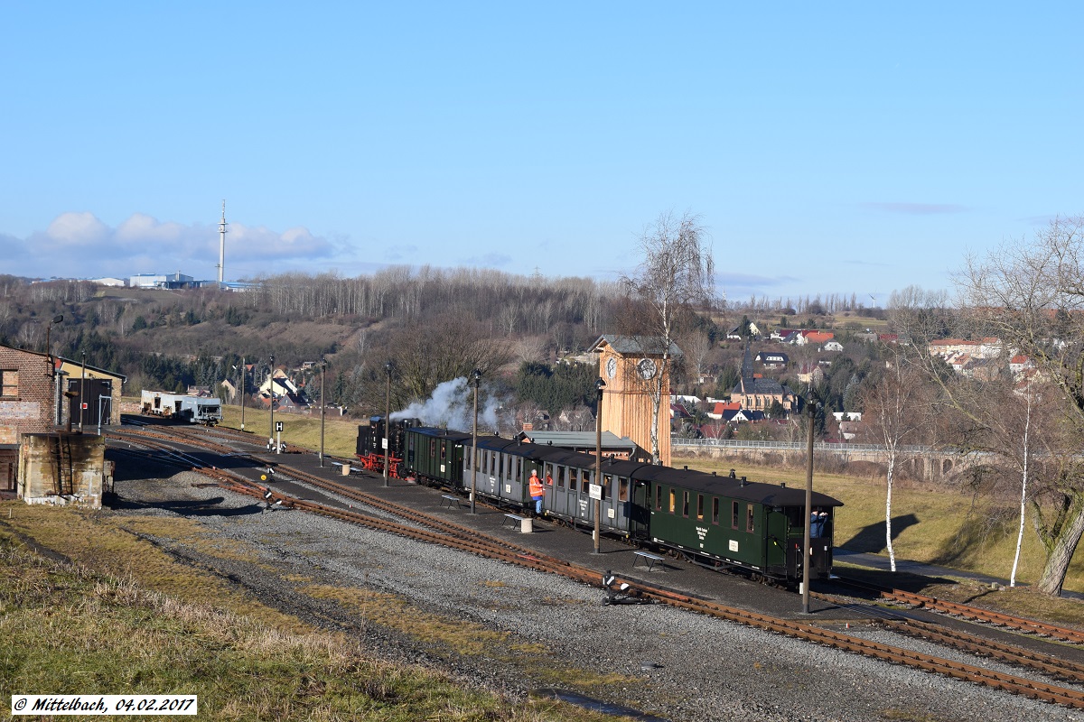 Der erste Personenzug am 04.02.2017 ist gerade in Hettstedt Kupferkammerhütte eingefahren.