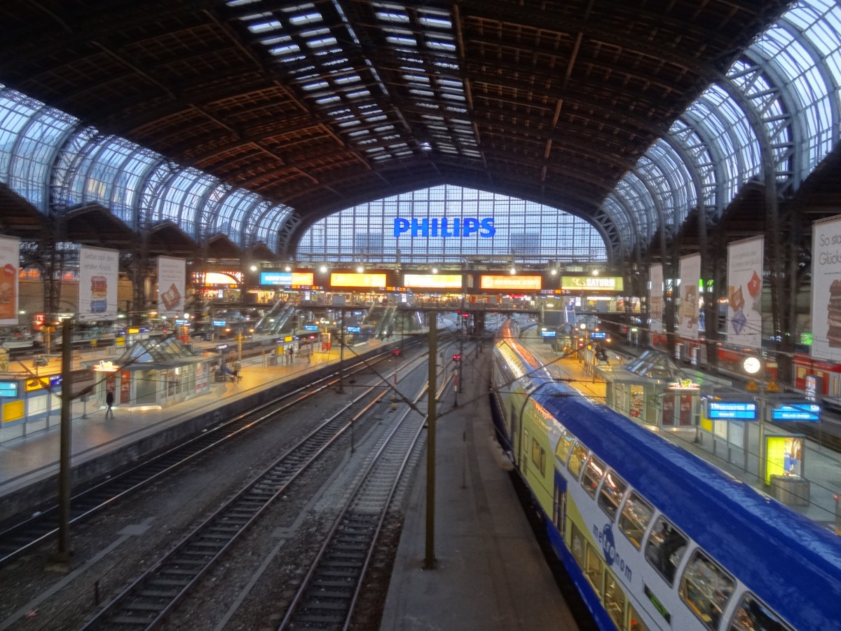 Der Hamburger Hauptbahnhof am Abend.
Aufgenommen im Mai 2014.