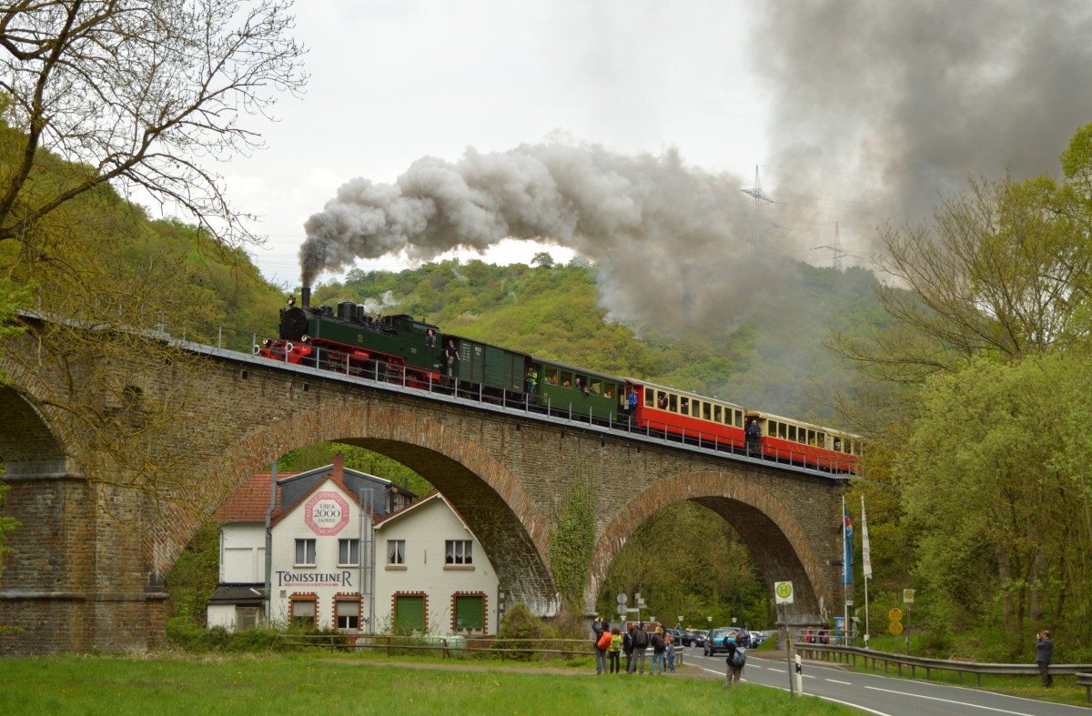 Der Klassiker. Die 11sm beim berqueren des Tnissteiner Viadukts am 01.05.2015
