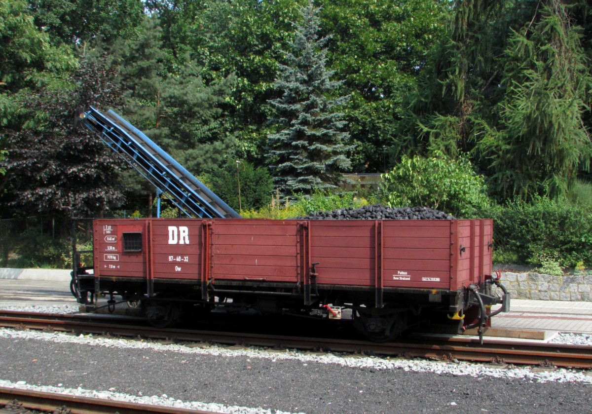 Der Ow 97-40-32 steht in diesem Jahr für die Bekohlung der Lok die den Göhrener Umlauf ziehen.Hier stand er am 29.07.2014 im Gleis 3 in Göhren.