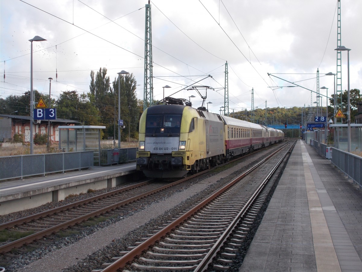 Der Taurus ES64U2-011 rauschte,am 27.September 2015,mit dem TEE Rheingold Binz-Koblenz durch Bergen/Rügen.