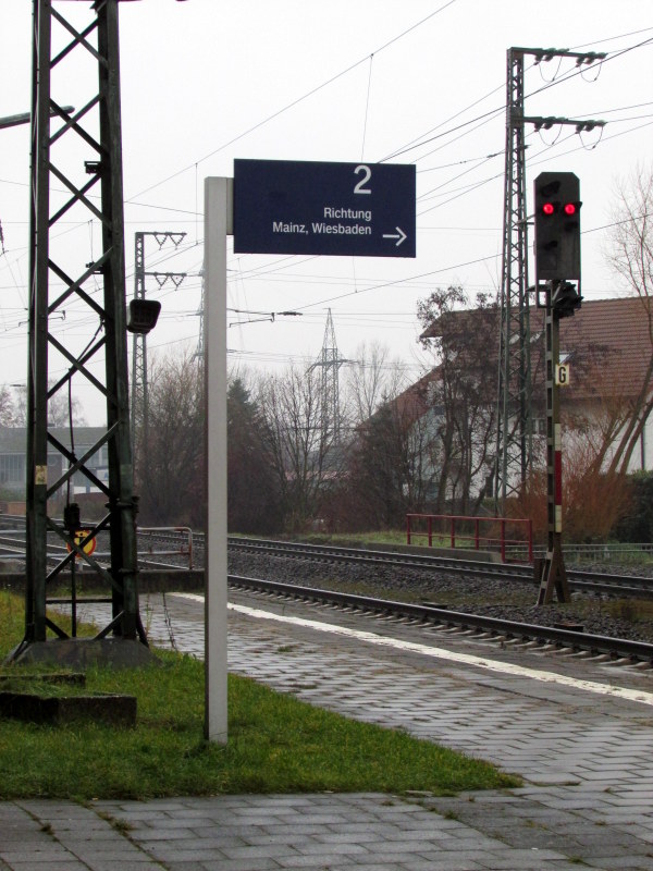 Der Wegweiser zum Bahnsteig 2 in Weiterstadt am 14.Dez.2013