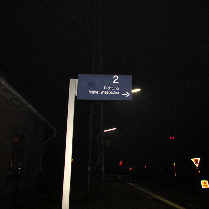 Der Wegweiser zum Bahnsteig 2 im Bahnhof Weiterstadt am 1.Jan.2014