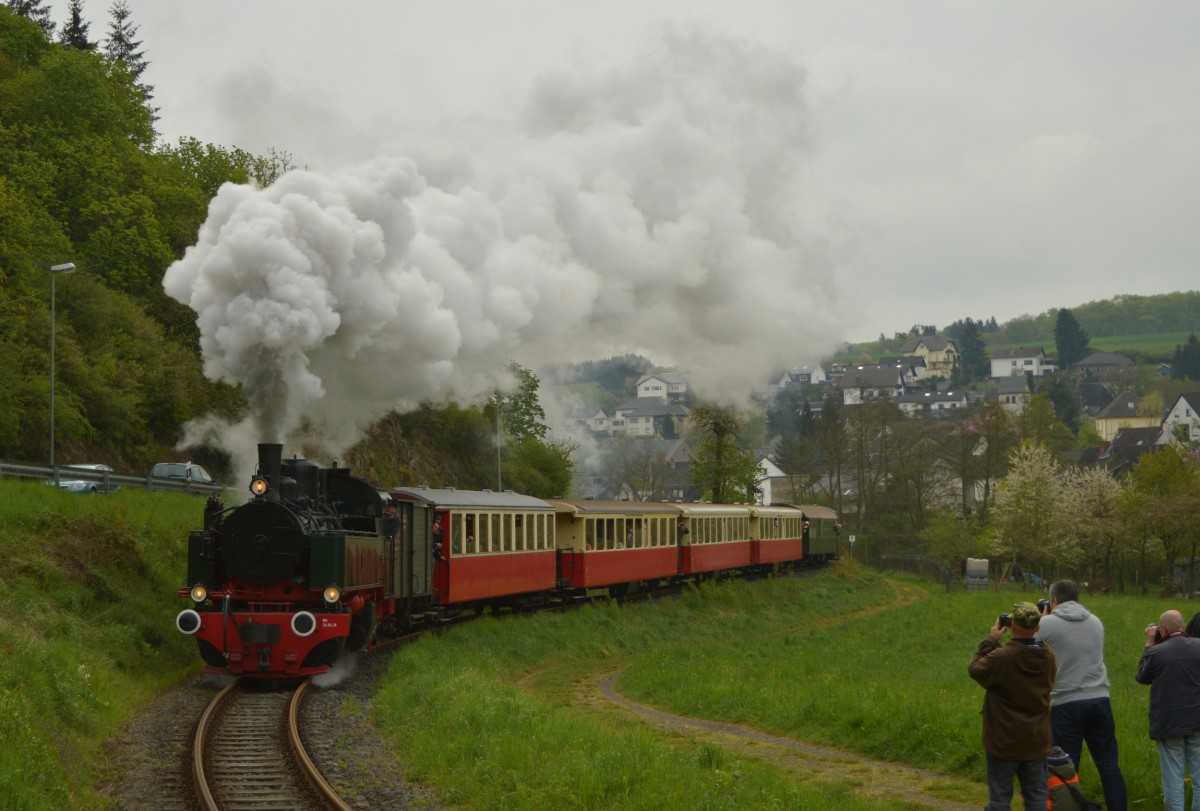 Die 11sm mit ihrem ersten ffentlichen Zug in der Panoramakurve hinter Weiler am 01.05.2015