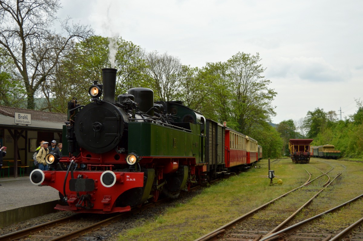Die 11sm mit ihrem Zug in Brohl am 01.05.2015