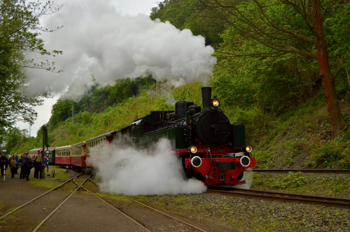 Die 11sm rangiert ihren Zug in die Abstellung am 01.05.2015 in Brohl