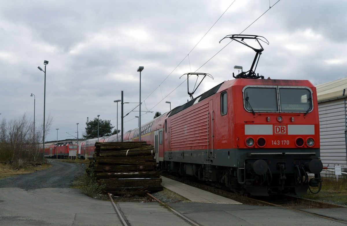 Die 143 170 und eine weitere 143 standen am 04.02.2015 im ehemaligen BW Darmstadt.Sie warten auf den Berufsverkehr um die Zwischentakte zu ziehen.
