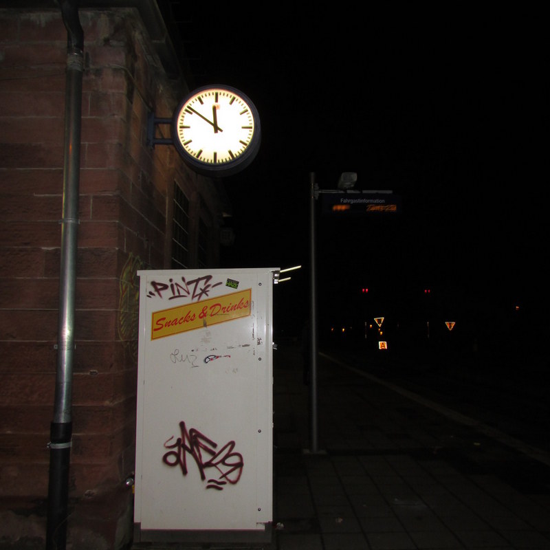 Die Bahnhofsuhr und die Fahrgastinformation im Bahnhof Weiterstadt am 31.Dez.2013