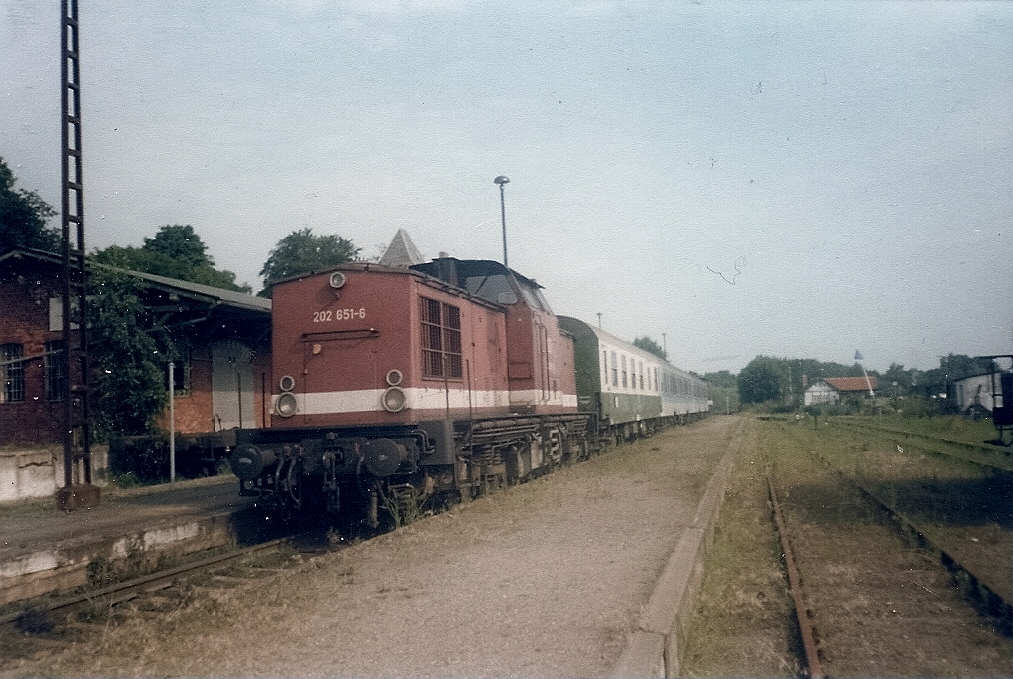 Die damals im Bw Stralsund beheimatete 202 651,mit einer Regionalbahn nach Bergen/Rügen,im Sandwich in Putbus.Auch zuerkennen ist das noch nicht vorhandene Schmalspurgleis nach Lauterbach Mole.