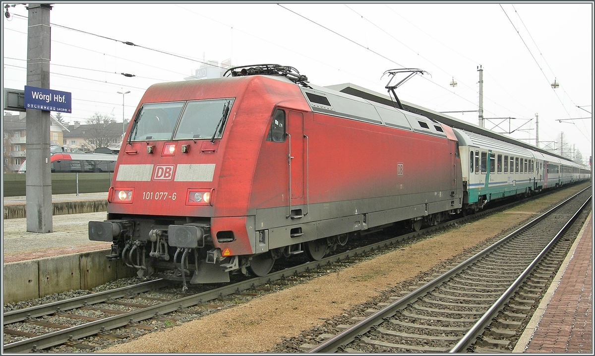 Die DB 101 077-6 mit einem EC nach Italien beim Halt in Wrgel.
11. Jan. 2007