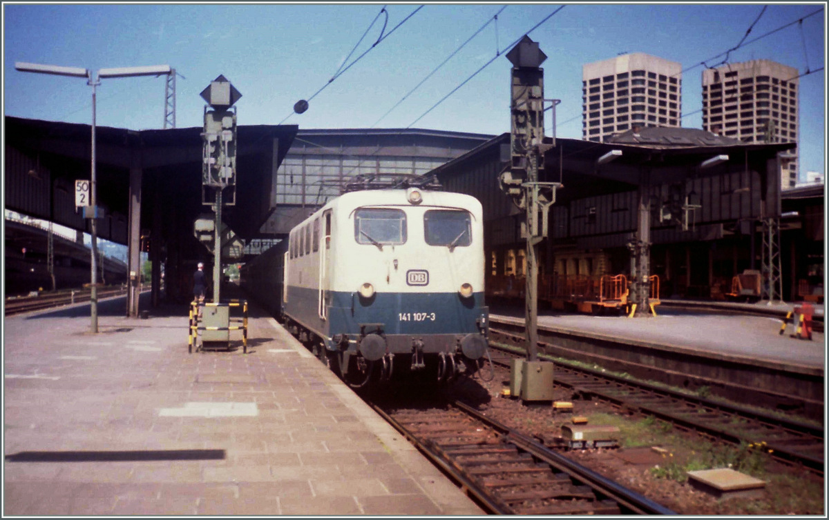 Die DB 141 107-3 wartet in Mainz Hbf auf die Ausfahrt.
Scan/18. 05.1992