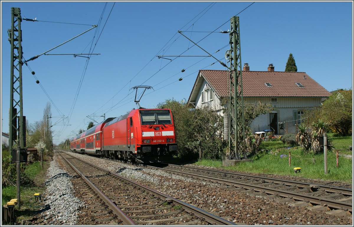 Die DB 146 232-4 mit einem IRE Richtung Karlsruhe zwischen Konstanz und Radolfzell.
7. April 2013