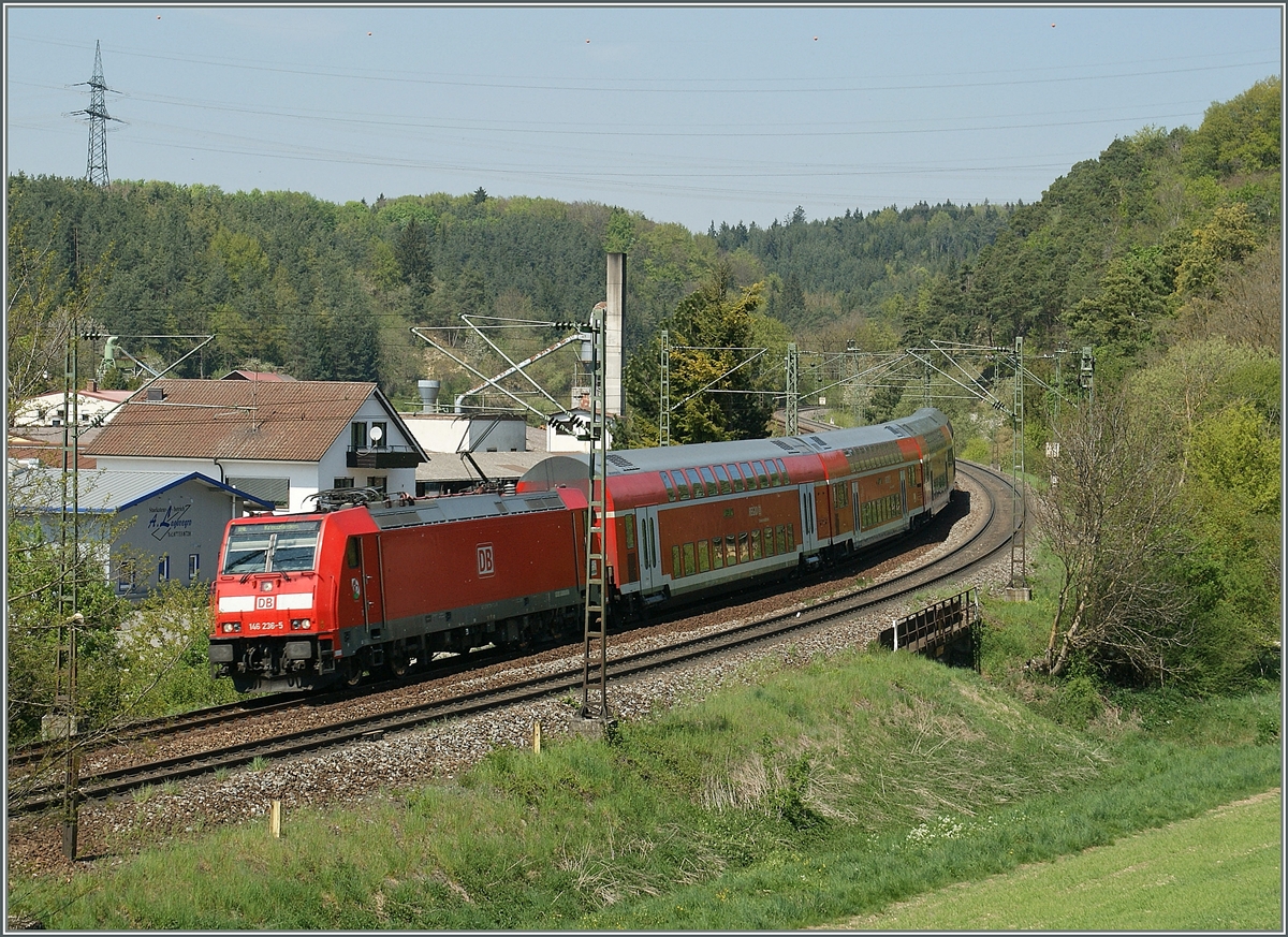 Die DB 146 236-5 mit eine Schwarzwald RB erreicht Engen.
22. April 2011