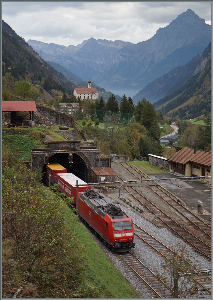 Die DB 185 138-5 schiebt bei Wassen den Winner Zug nach.
10. Okt. 2014