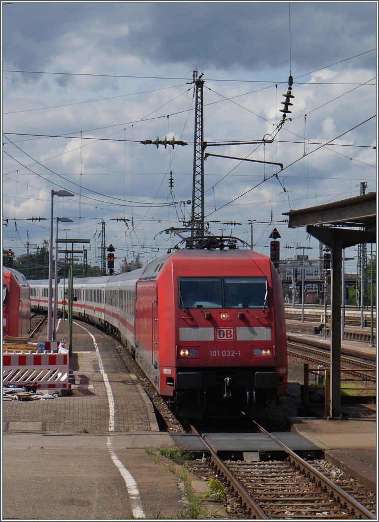 Die DB E 101 032-1 erreicht mit dem IC  Schwarzwald  Karlsruhe Hbf.
17. Aug. 2014