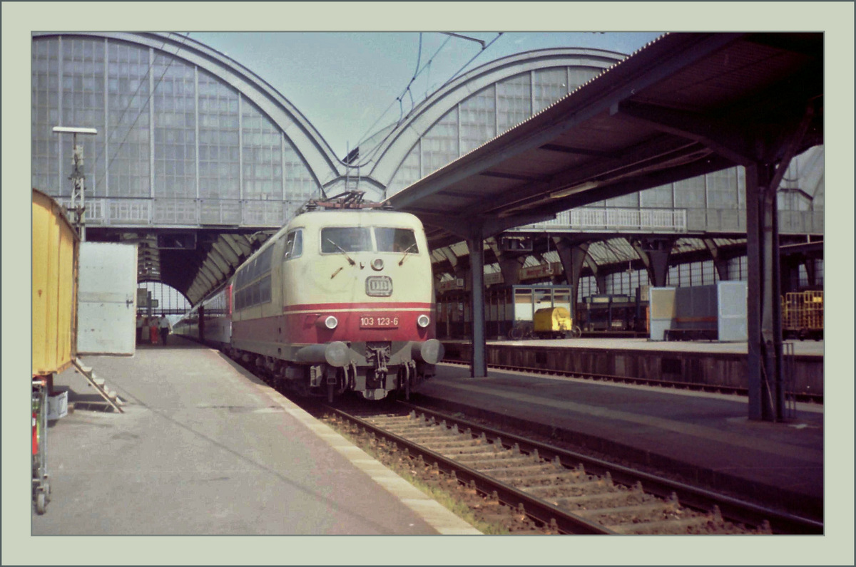 Die DB E 103 123-6 in Karlsruhe.
Scann/18.05.1992