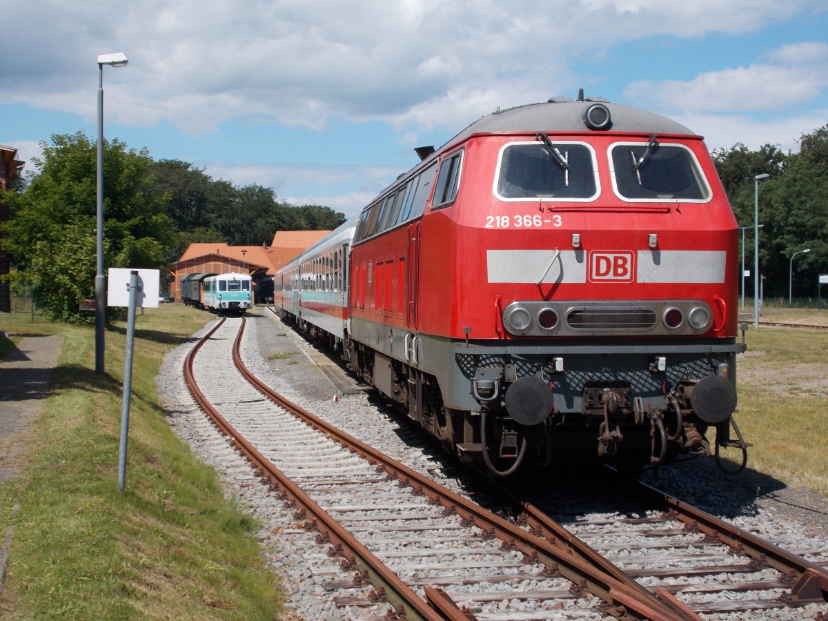 Die einzige 218-Bespannung in Mecklenburg-Vorpommern ist die Bespannung des IC von und nach Köln im Abschnitt Heringsdorf-Züssow-Heringsdorf.Hier stand 218 366,am 13.Juli 2014,in Heringsdorf.