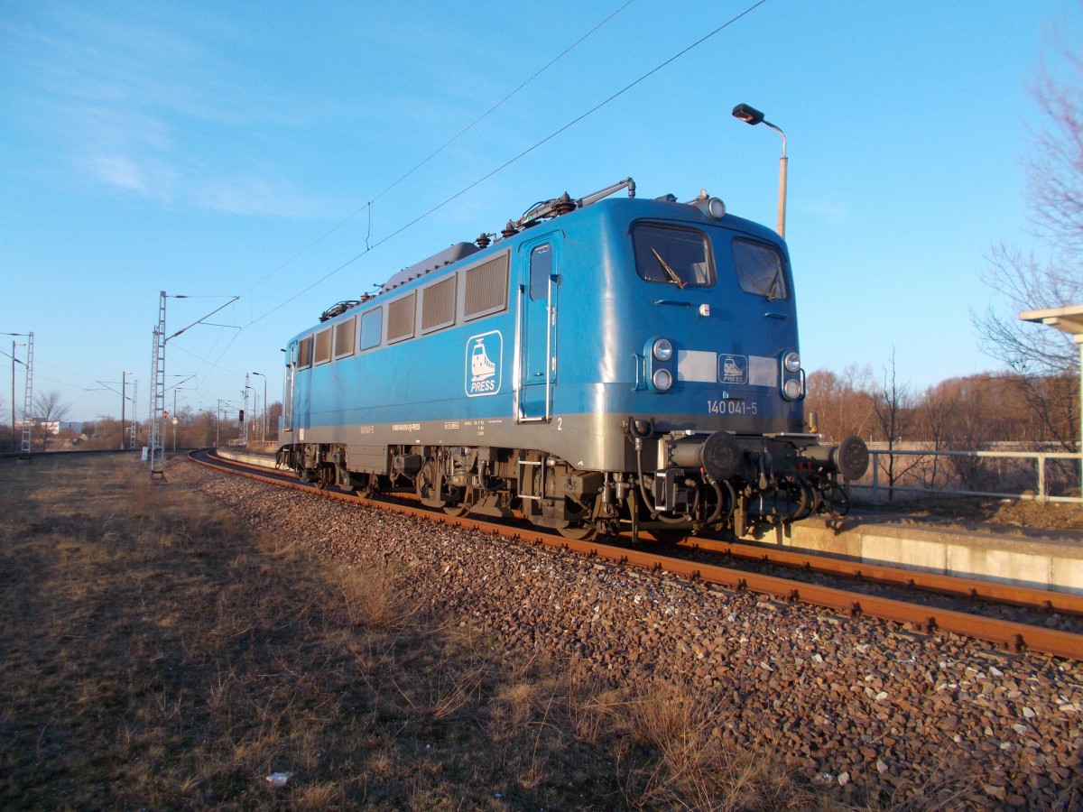 Die Frührere 140 810 stand als PRESS 140 041,am 17.Januar 2015,am Bahnsteig in Mukran Mitte.