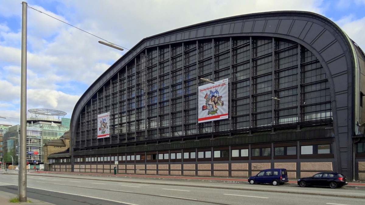 Die Halle des Hamburger Hauptbahnhofes ist die grte freitragende Bahnhofshalle in Europa.
Aufgenommen im Juni 2014.