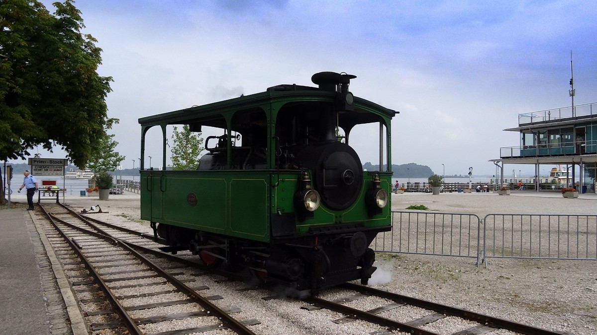 Die kleine Dampflokomotive der Chiemseebahn beim Umsetzen im Bahnhof Prien-Stock.
Aufgenommen im September 2014.