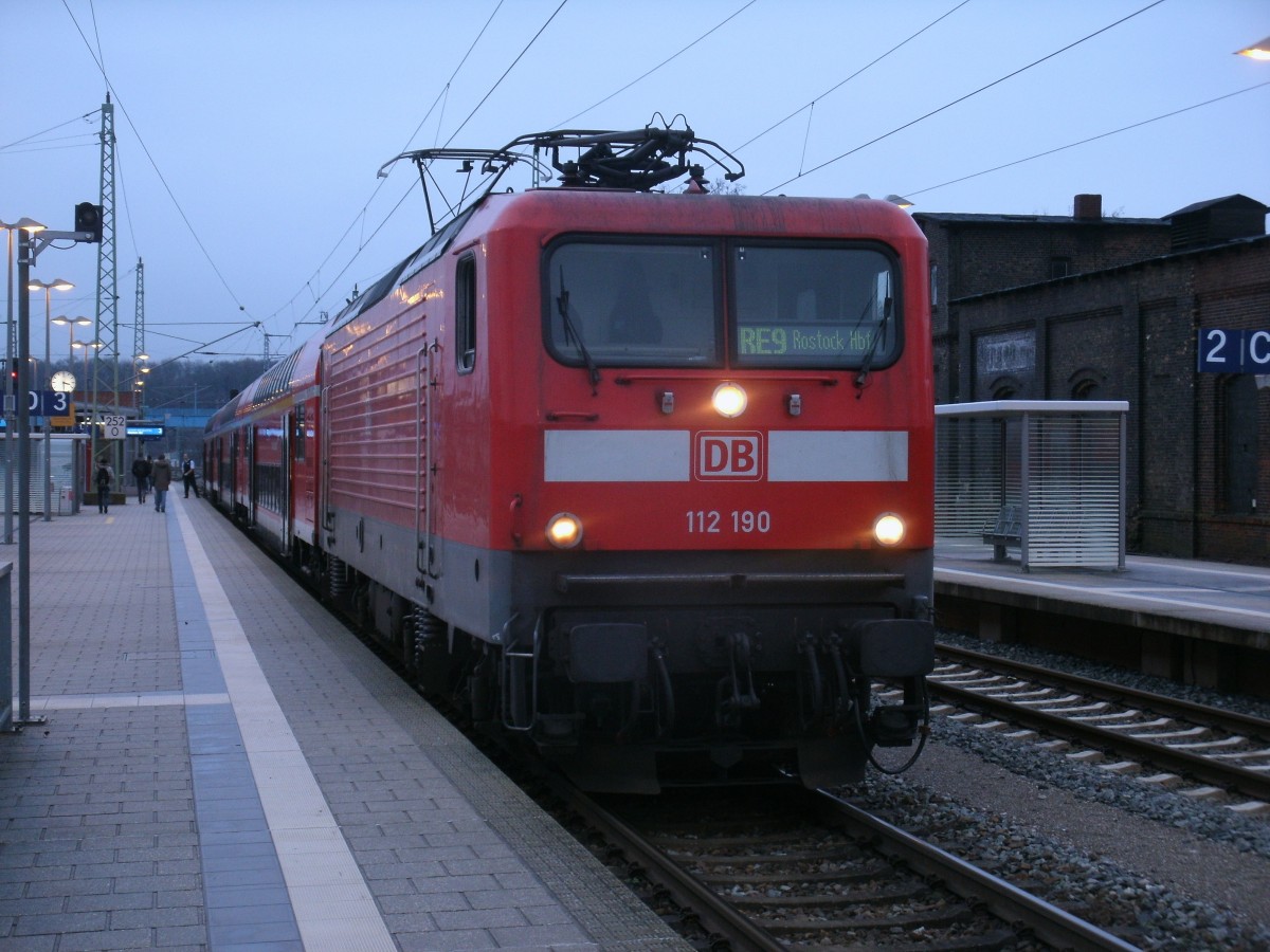 Die letzte,gebaute 112 ist die Rostocker 112 190 die,am 10.Dezember 2013,mit dem RE 13012 Sassnitz-Rostock,in Bergen/Rügen hielt.