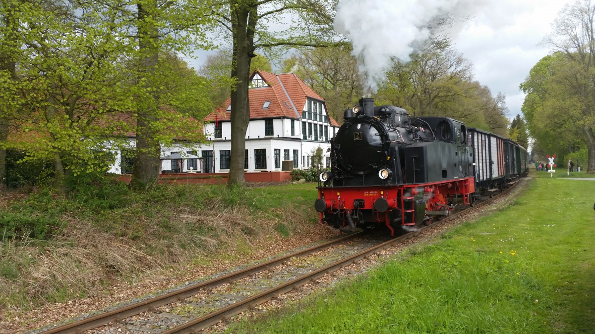 Die Lok Jan Harpstedt bei der Ausfahrt aus Dnsen in Richtung Harpstedt am 01.05.2015 