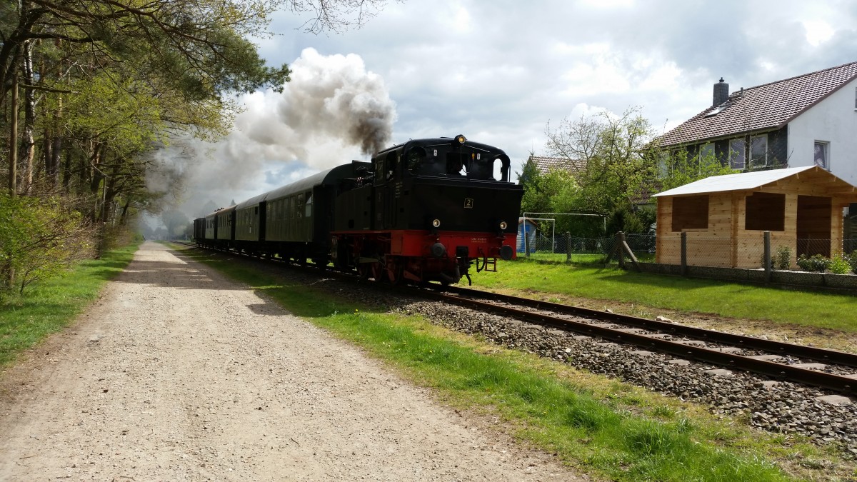 Die Lok Jan Harpstedt hinter Stelle bei der Fahrt in Richtung Delmenhorst am 01.05.2015 